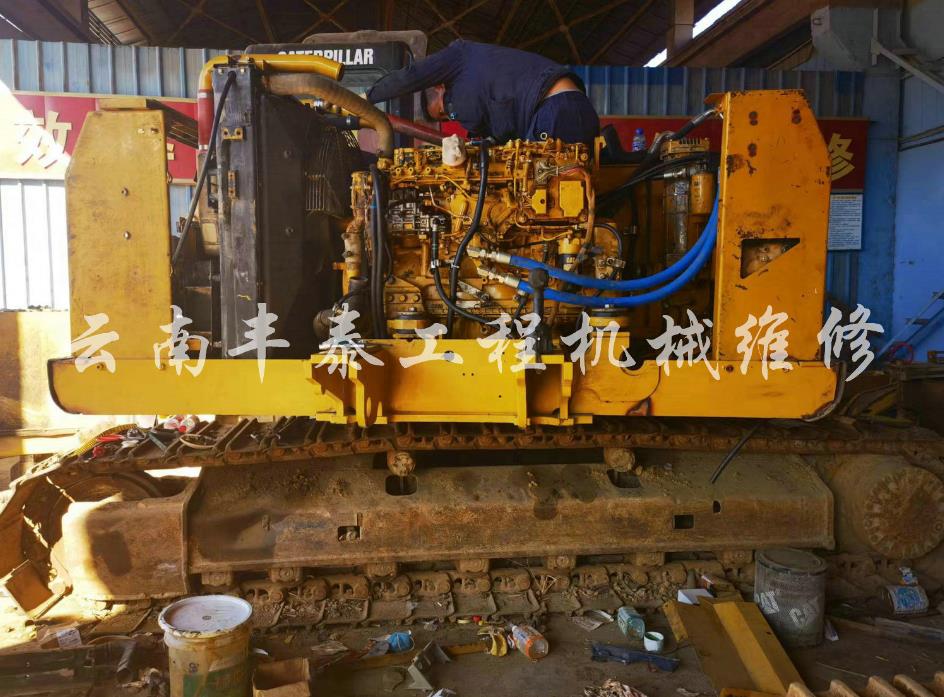 挖掘機(jī)翻新現(xiàn)場
